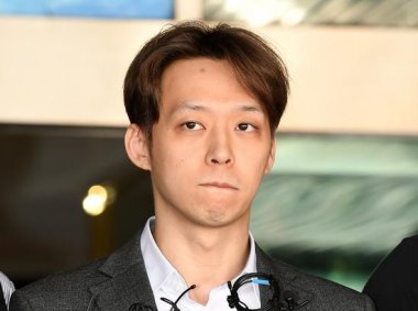 早前因涉嫌吸食、交易毒品而被拘捕超微粉碎機的樸有天被正式從京畿南部地方警察廳移送到檢方