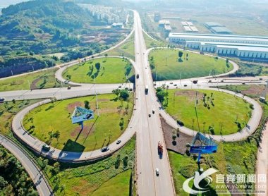  市政交通方面：鹽坪壩長江大橋、打營盤山隧道、新超微粉碎機(jī)機(jī)場東連接線、金沙江大道二期、三期等項(xiàng)目全力推進(jìn)；宜賓西高鐵站